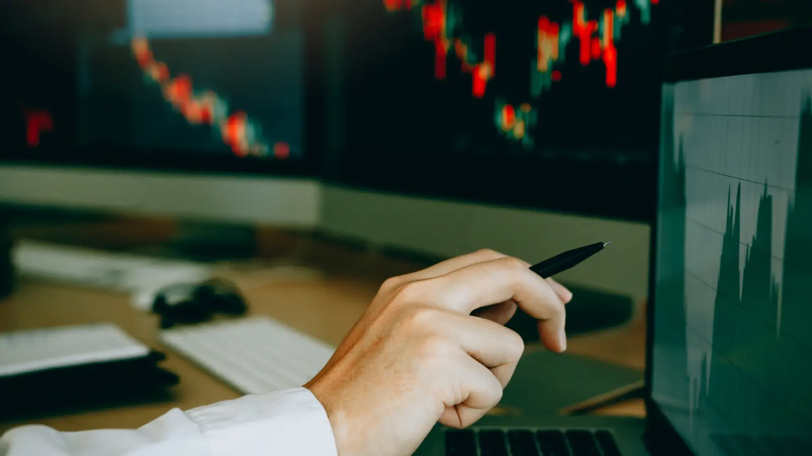 Nifty Pre-Open: Index Flat as Gains in IndusInd Bank and Shriram Finance Offset Declines in Axis Bank, ICICI Bank