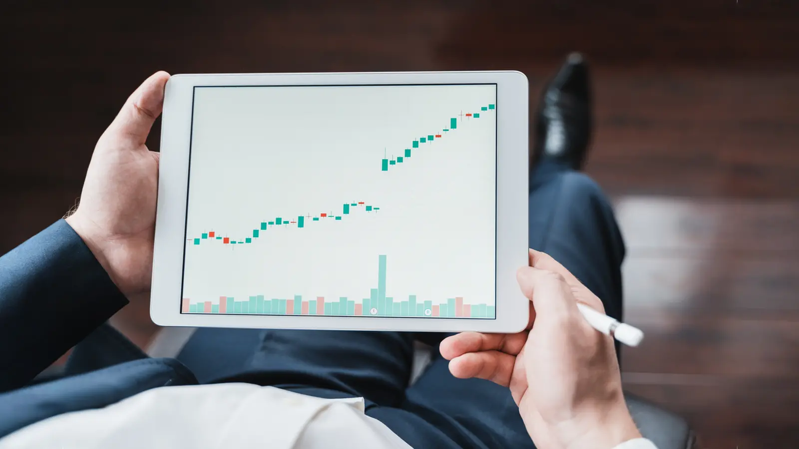 Sensex ͏Surges ͏564͏ Points ͏a͏s͏ Q1 GD͏P Jump and IT Ral͏ly Driv͏e Market ͏͏Moment͏u͏m