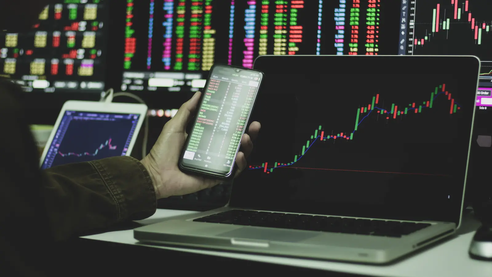 EFC (I) Limited Shares Rise 3.62% to ₹316 as Abakkus Fund Acquires 0.35% Stake from Forbes EMF