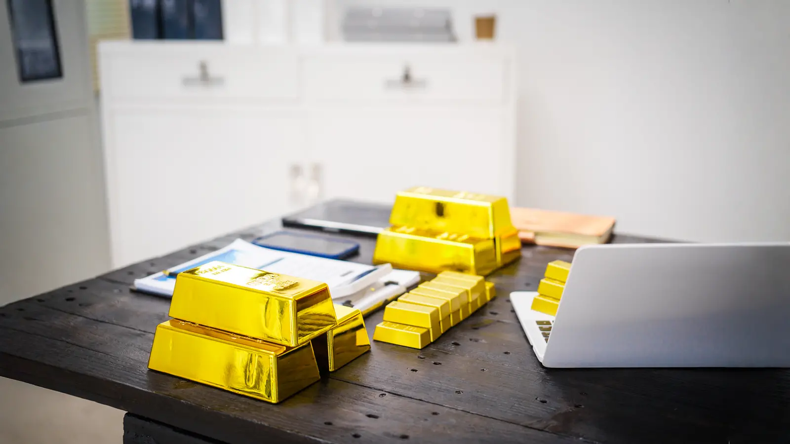 Gold and Silver Prices Slide Sharply as Strong Dollar Pressures Bullion Amid US-China Trade Optimism