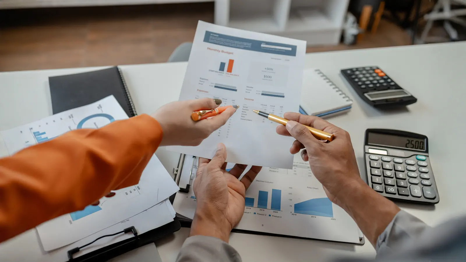 Bajaj Finance Q2FY26 Net Profit Jumps 23% YoY to ₹4,948 Crore; Stock Price Falls 7.4%